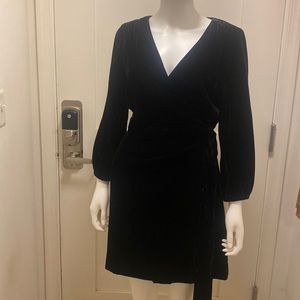 Women J CREW black viscose long sleeves dress with tie details at the waist.